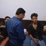 जालौन में भीषण सड़क हादसे: अलग-अलग दुर्घटनाओं में 5 लोग गंभीर रूप से घायल, तीन की हालत नाजुक देखकर हायर सेंटर रेफर जालौन में सड़क हादसे के बाद सामुदायिक स्वास्थ्य केंद्र (CHC) के बाहर उमड़ी लोगों की भीड़ और एंबुलेंस का प्रतीकात्मक दृश्य।