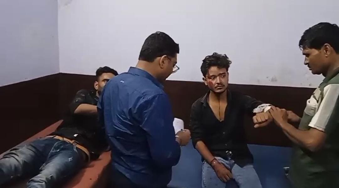 जालौन में सड़क हादसे के बाद सामुदायिक स्वास्थ्य केंद्र (CHC) के बाहर उमड़ी लोगों की भीड़ और एंबुलेंस का प्रतीकात्मक दृश्य।