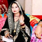 जालौन: शादी के महज एक साल बाद उजड़ी एक और गृहस्थी, विवाहिता का फंदे से लटका मिला शव; मायके वालों ने लगाए हत्या के गंभीर आरोप जालौन के डकोर कोतवाली क्षेत्र में विवाहिता का शव मिलने के बाद मौके पर जुटी पुलिस और घटनास्थल पर मातम मनाते परिजन।