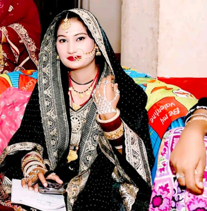 जालौन: शादी के महज एक साल बाद उजड़ी एक और गृहस्थी, विवाहिता का फंदे से लटका मिला शव; मायके वालों ने लगाए हत्या के गंभीर आरोप news image जालौन के डकोर कोतवाली क्षेत्र में विवाहिता का शव मिलने के बाद मौके पर जुटी पुलिस और घटनास्थल पर मातम मनाते परिजन।