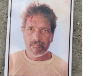 जालौन के कदौरा थाना क्षेत्र में एक पेड़ से लटका हुआ बुजुर्ग का शव मिलने के बाद मौके पर जुटी पुलिस और घटनास्थल का दृश्य।