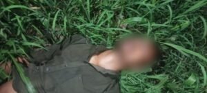 जालौन के माधौगढ़-ऊमरी मार्ग पर पेड़ से लटकता हुआ युवक का शव मिलने के बाद घटनास्थल पर जुटी पुलिस और जांच-पड़ताल करती फोरेंसिक टीम।