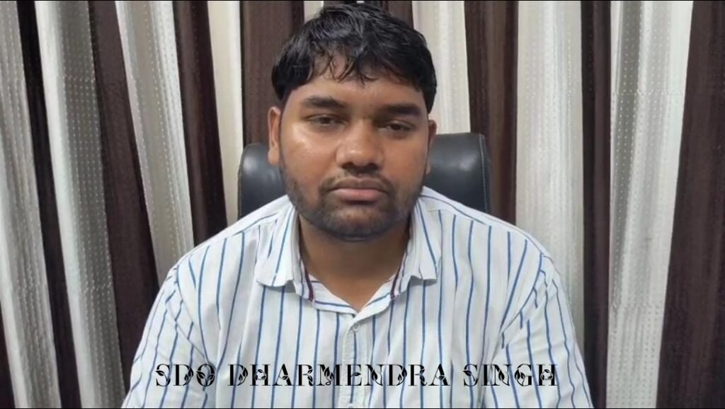विद्युत कार्यालय बना अखाड़ा: जालौन में बढ़ा हुआ बिल ठीक कराने पहुंचे युवक को एसडीओ और कर्मियों ने बंधक बनाकर पीटा, वीडियो वायरल news image