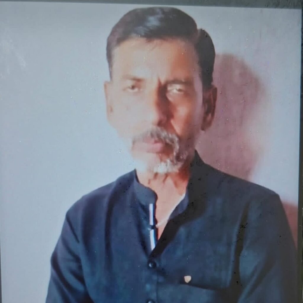 जालौन के उरई कोतवाली क्षेत्र के अंतर्गत सड़क हादसे में घायल व्यक्ति की मौत के बाद शोक में डूबे ग्रामीण और पुलिस कार्रवाई का दृश्य।