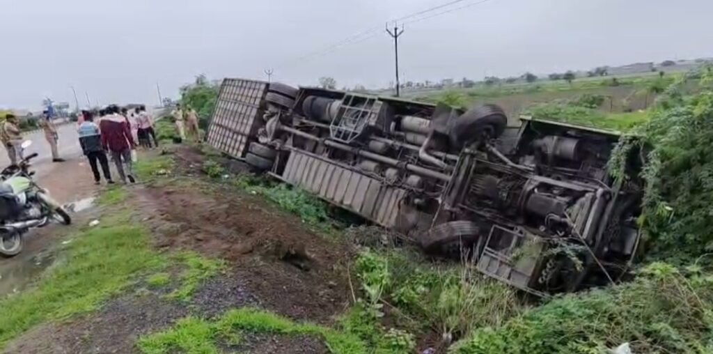 जालौन: NH-27 पर गोरखपुर-ग्वालियर यात्री बस पलटी, ब्रेक जाम होने से हादसा; 2 घायल, 40 यात्री सुरक्षित news image Screenshot_20260721_123933_WhatsAppBusiness