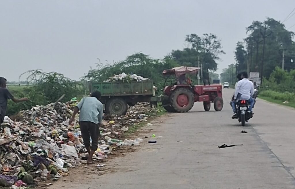 कोंच पंचानन चौराहे पर सड़क किनारे डंप किया गया कूड़ा