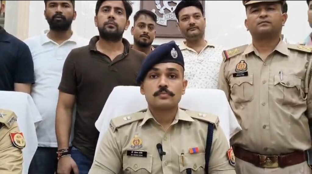 गांजा तस्करी का खुलासा करते ASP ईशान सोनी, जालौन