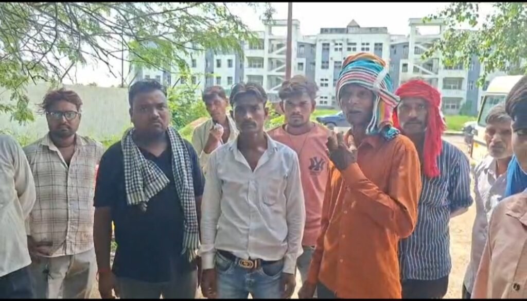 पोस्टमार्टम हाउस के बाहर खड़े मृतक के परिजन