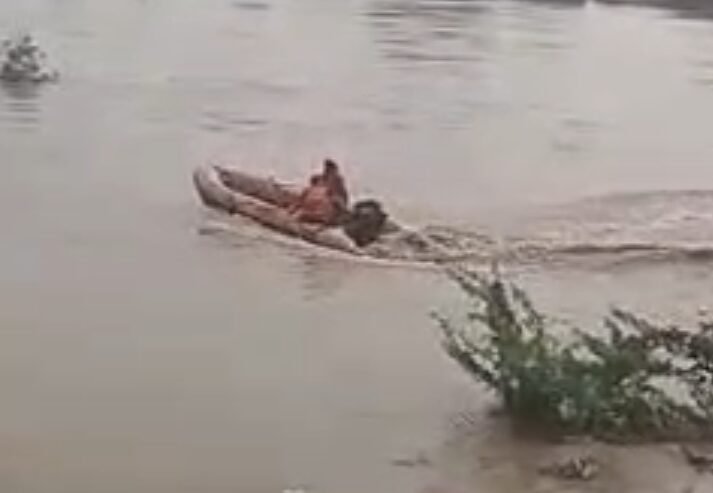 पहूज नदी में नाव से लापता युवक की तलाश करती एनडीआरएफ टीम