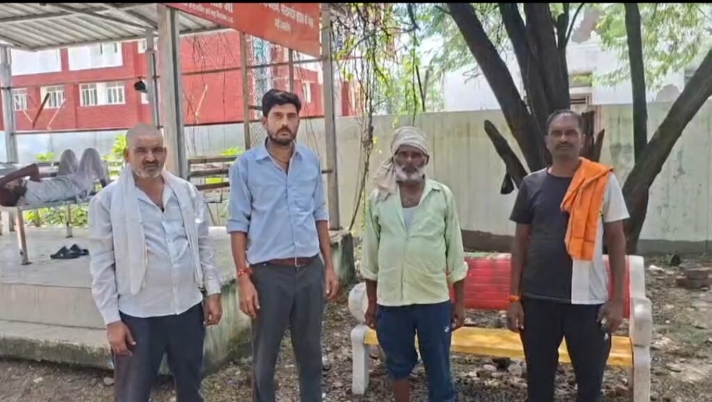 पोस्टमार्टम हाउस के बाहर खड़े मृतक के परिजन