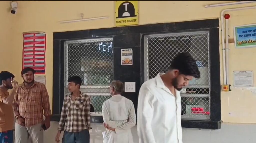 आटा रेलवे स्टेशन का प्लेटफॉर्म का दृश्य
