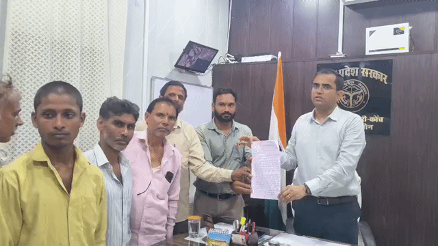 श्मशान घाट की मांग को लेकर SDM कार्यालय में ज्ञापन सौंपते ग्रामीण