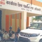 जालौन में गरमाया प्रशासनिक विवाद: डीपीआरओ पर सचिवों के साथ अभद्रता का गंभीर आरोप, कार्यालय के बाहर धरने पर बैठे कर्मचारी जालौन के उरई कलक्ट्रेट परिसर में डीपीआरओ कार्यालय के बाहर धरने पर बैठे ग्राम पंचायत अधिकारी संघ के पदाधिकारी और सचिव।