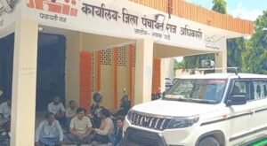 जालौन के उरई कलक्ट्रेट परिसर में डीपीआरओ कार्यालय के बाहर धरने पर बैठे ग्राम पंचायत अधिकारी संघ के पदाधिकारी और सचिव।