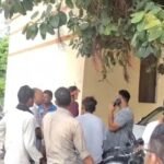 हाईटेंशन लाइन पर चढ़े 25 वर्षीय युवक की करंट से दर्दनाक मौत, लाइनमैन पर गंभीर आरोप, घटना के बाद मचा हंगामा जालौन के गोहन थाना क्षेत्र के कुरसेंढा गांव में हाईटेंशन लाइन के पोल के पास जुटी पुलिस और ग्रामीण, करंट हादसे के बाद मौके पर जांच करती टीम और विद्युत विभाग के खिलाफ प्रदर्शन करते परिजन।