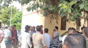 जालौन के गोहन थाना क्षेत्र के कुरसेंढा गांव में हाईटेंशन लाइन के पोल के पास जुटी पुलिस और ग्रामीण, करंट हादसे के बाद मौके पर जांच करती टीम और विद्युत विभाग के खिलाफ प्रदर्शन करते परिजन।