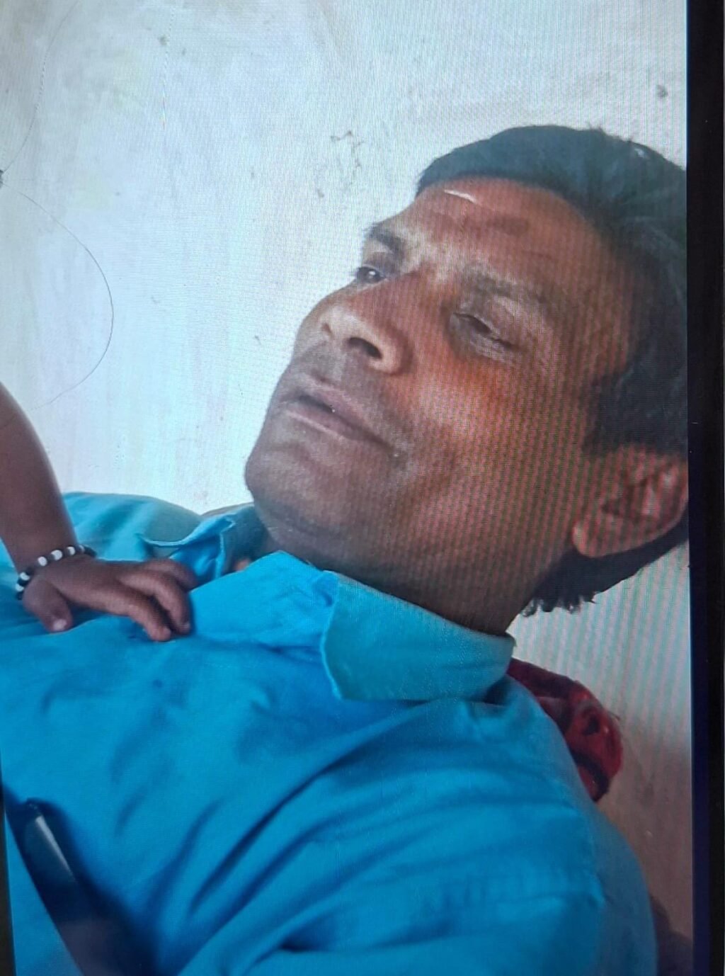 जालौन के कालपी कोतवाली क्षेत्र के देवकली गांव में खेत पर काम कर रहे किसान की जहरीले कीड़े के काटने से मौत के बाद जुटी ग्रामीणों की भीड़ और विलाप करते परिजन।