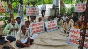 जालौन कलेक्ट्रेट परिसर में ग्रामीणों के साथ धरने पर बैठे हथनौरा गांव के पूर्व प्रधान वीर सिंह, जो अपनी जान का खतरा बताकर पुलिस प्रशासन से आरोपियों की जल्द गिरफ्तारी और सुरक्षा की मांग कर रहे हैं।