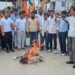 झारखंड में परीक्षाओं की धांधली के खिलाफ जालौन मेंू उबाल: ABVP कार्यकर्ताओं ने उरई में फूंका झारखंड सरकार का पुतला जालौन के उरई में शहीद भगत सिंह चौराहे पर झारखंड सरकार के खिलाफ पुतला दहन करते हुए अखिल भारतीय विद्यार्थी परिषद (ABVP) के कार्यकर्ता और छात्र।