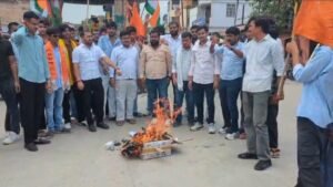 जालौन के उरई में शहीद भगत सिंह चौराहे पर झारखंड सरकार के खिलाफ पुतला दहन करते हुए अखिल भारतीय विद्यार्थी परिषद (ABVP) के कार्यकर्ता और छात्र।