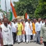 जालौन में 'हर घर तिरंगा' अभियान का भव्य आगाज: मंत्री अरुण सक्सेना की अगुवाई में निकली विशाल तिरंगा यात्रा, गूंजे 'भारत माता की जय' के नारे उत्तर प्रदेश के जालौन जिले के उरई नगर में 'हर घर तिरंगा' अभियान के तहत निकाली गई भव्य तिरंगा यात्रा का दृश्य, जिसमें कैबिनेट मंत्री अरुण सक्सेना, जनप्रतिनिधि, स्कूली छात्र-छात्राएं और स्थानीय नागरिक हाथों में राष्ट्रीय ध्वज थामे नजर आ रहे हैं।
