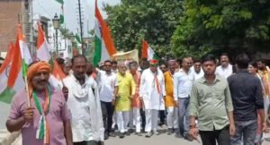 उत्तर प्रदेश के जालौन जिले के उरई नगर में 'हर घर तिरंगा' अभियान के तहत निकाली गई भव्य तिरंगा यात्रा का दृश्य, जिसमें कैबिनेट मंत्री अरुण सक्सेना, जनप्रतिनिधि, स्कूली छात्र-छात्राएं और स्थानीय नागरिक हाथों में राष्ट्रीय ध्वज थामे नजर आ रहे हैं।