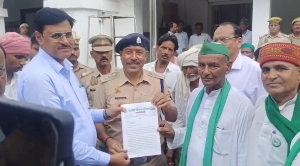 जालौन के उरई में स्वतंत्रता दिवस से पूर्व भारतीय किसान यूनियन (BKU) द्वारा निकाली गई ट्रैक्टर तिरंगा यात्रा में शामिल भारी संख्या में ट्रैक्टर और कलेक्ट्रेट परिसर में प्रदर्शन करते किसान।
