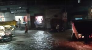 चंदकुआं चौराहा कोंच में बारिश के बाद जलभराव