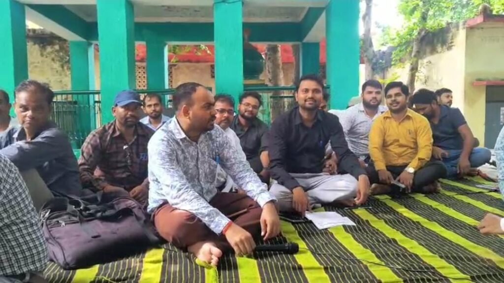 लेखपालों की हुंकार: जालौन में एंटी करप्शन कार्रवाई के विरोध में कलम बंद हड़ताल और थाना दिवस का बहिष्कार