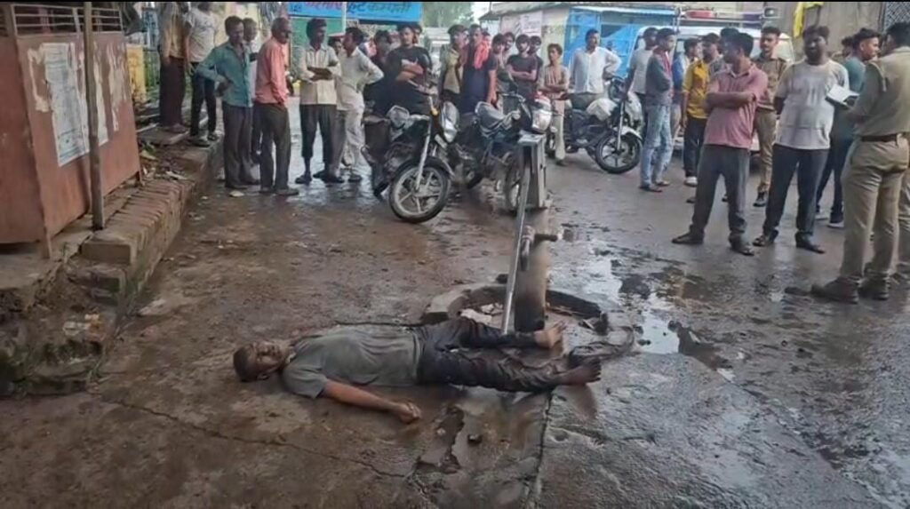 उत्तर प्रदेश के जालौन में थोक सब्जी मंडी के पास स्थित नाले का दृश्य, जहां पुलिस बल जांच-पड़ताल करता हुआ नजर आ रहा है।