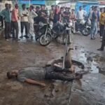 सब्जी मंडी परिसर के नाले में मिला पल्लेदार का शव, पुलिस जांच में जुटी उत्तर प्रदेश के जालौन में थोक सब्जी मंडी के पास स्थित नाले का दृश्य, जहां पुलिस बल जांच-पड़ताल करता हुआ नजर आ रहा है।