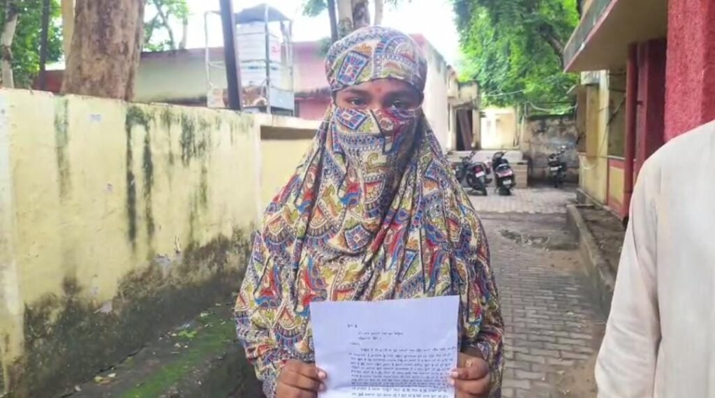 जालौन के कोंच कोतवाली क्षेत्र का सांकेतिक चित्र, जहां पुलिस स्टेशन के बाहर न्याय की गुहार लगाती पीड़ित परिवार की तस्वीर या पुलिस थाने का मुख्य द्वार।
