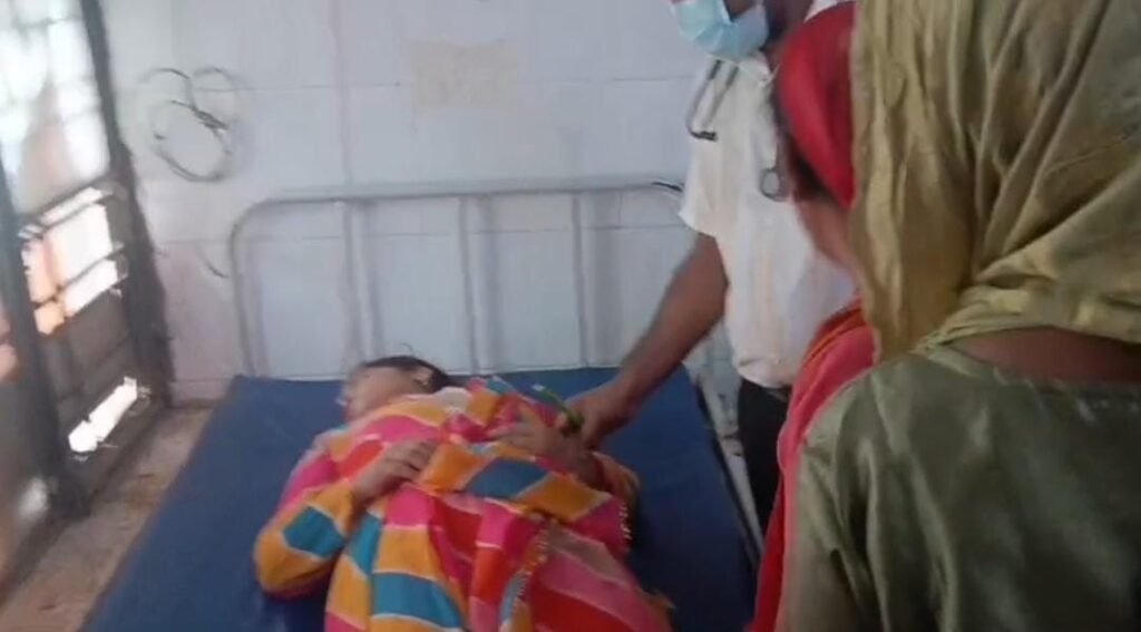 जालौन के कालपी-मंगरौल मार्ग पर सड़क दुर्घटना के बाद क्षतिग्रस्त हुई ओमिनी वैन और मौके पर जुटी स्थानीय लोगों की भीड़।