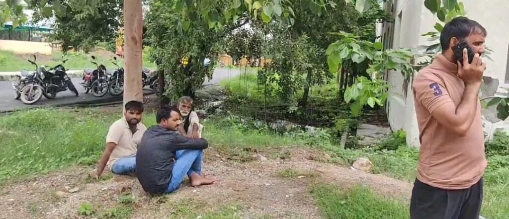 जालौन के कदौरा थाना क्षेत्र के सजदा गांव में करंट लगने से युवक की मौत के बाद उमड़ी ग्रामीणों की भीड़ और मौके पर पुलिस बल की मौजूदगी को दर्शाता हुआ प्रतीकात्मक चित्र।
