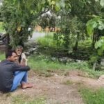 जालौन में दर्दनाक हादसा: करंट की चपेट में आने से 28 वर्षीय युवक की मौत, परिवार में मचा कोहराम जालौन के कदौरा थाना क्षेत्र के सजदा गांव में करंट लगने से युवक की मौत के बाद उमड़ी ग्रामीणों की भीड़ और मौके पर पुलिस बल की मौजूदगी को दर्शाता हुआ प्रतीकात्मक चित्र।