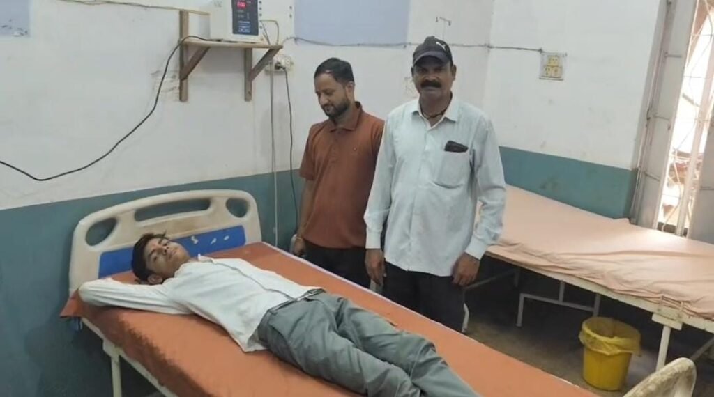 जालौन के कोंच कोतवाली क्षेत्र के गांधी नगर में स्कूल जाने के लिए तैयार हो रहे इंटरमीडिएट के छात्र को जूते के अंदर छिपे सांप द्वारा काटे जाने के बाद अस्पताल में इलाज कराते परिजन और डॉक्टर।