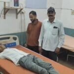 कोंच में दिल दहला देने वाली घटना: स्कूल जाने की तैयारी कर रहे इंटरमीडिएट के छात्र को जूते से निकले सांप ने डसा जालौन के कोंच कोतवाली क्षेत्र के गांधी नगर में स्कूल जाने के लिए तैयार हो रहे इंटरमीडिएट के छात्र को जूते के अंदर छिपे सांप द्वारा काटे जाने के बाद अस्पताल में इलाज कराते परिजन और डॉक्टर।