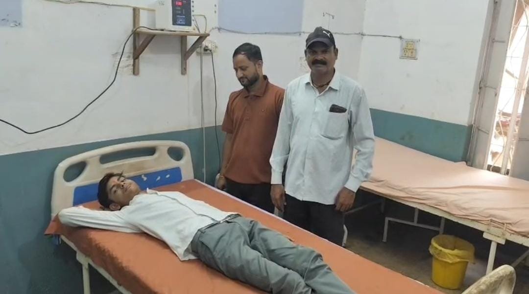 जालौन के कोंच कोतवाली क्षेत्र के गांधी नगर में स्कूल जाने के लिए तैयार हो रहे इंटरमीडिएट के छात्र को जूते के अंदर छिपे सांप द्वारा काटे जाने के बाद अस्पताल में इलाज कराते परिजन और डॉक्टर।