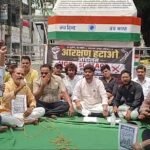 गांधी चबूतरे पर गूंजा आरक्षण हटाओ आंदोलन, आंदोलनकारियों ने सरकार से की बड़ी मांग उरई के गांधी चबूतरे पर आरक्षण हटाओ आंदोलन के तहत शांतिपूर्ण तरीके से अनशन पर बैठे आंदोलनकारी और प्रशासनिक अधिकारियों को ज्ञापन सौंपते हुए प्रतिनिधिमंडल।