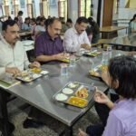 जालौन के जवाहर नवोदय विद्यालय में जिलाधिकारी राजेश कुमार पाण्डेय बच्चों के बीच बैठकर उनके साथ भोजन करते हुए और भोजन की गुणवत्ता का निरीक्षण करते हुए।