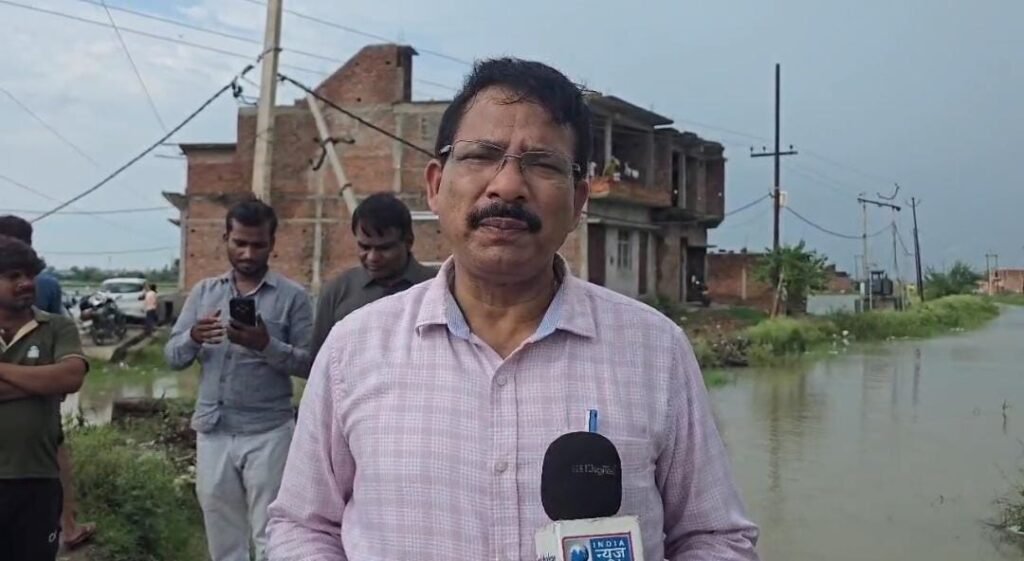 उरई के वार्ड नंबर 6 में जलभराव वाले प्रभावित इलाके का निरीक्षण करते हुए जिलाधिकारी राजेश कुमार पांडेय और अन्य प्रशासनिक अधिकारी।