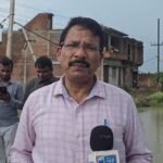 उरई के वार्ड नंबर 6 में जलभराव वाले प्रभावित इलाके का निरीक्षण करते हुए जिलाधिकारी राजेश कुमार पांडेय और अन्य प्रशासनिक अधिकारी।