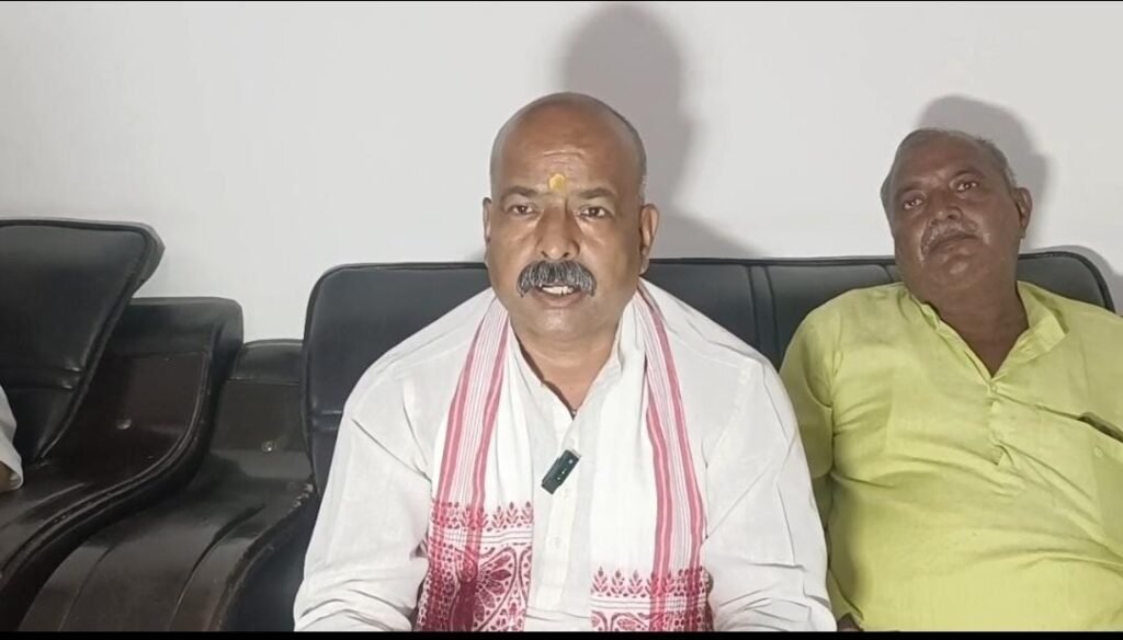 उत्तर प्रदेश गोसेवा आयोग के सदस्य रमाकांत उपाध्याय जालौन दौरे के दौरान गौशाला का निरीक्षण करते हुए और अधिकारियों को आवश्यक दिशा-निर्देश देते हुए।