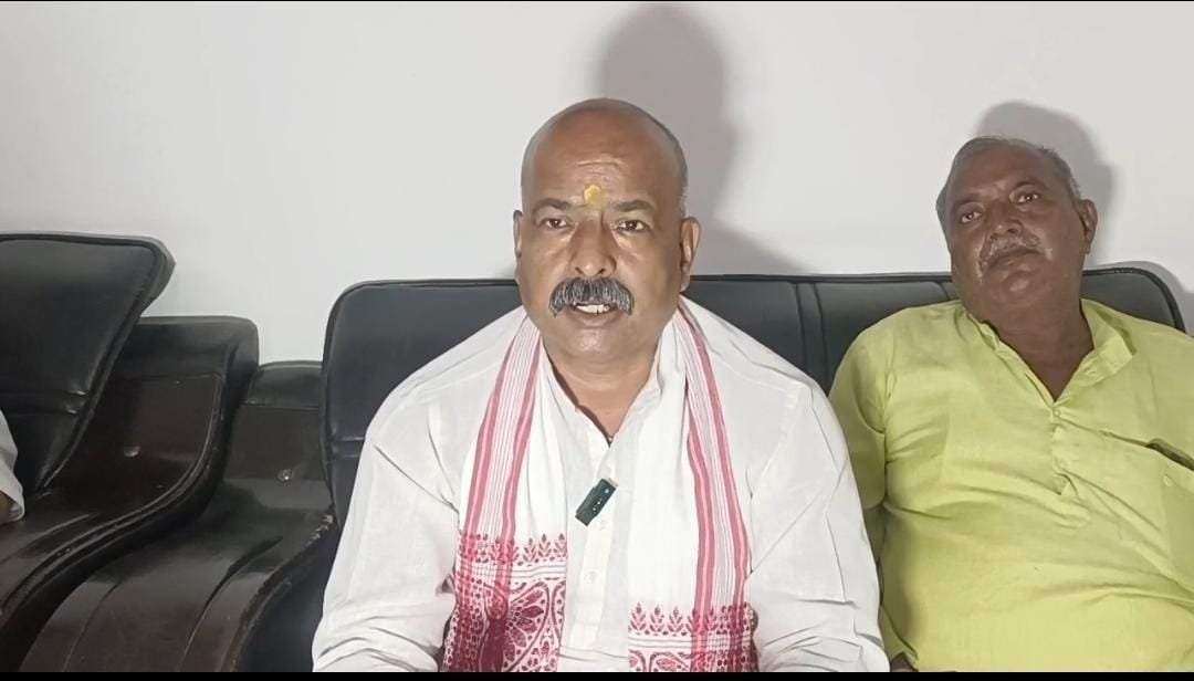 उत्तर प्रदेश गोसेवा आयोग के सदस्य रमाकांत उपाध्याय जालौन दौरे के दौरान गौशाला का निरीक्षण करते हुए और अधिकारियों को आवश्यक दिशा-निर्देश देते हुए।