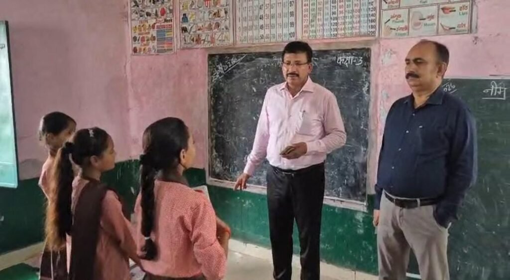 जालौन के कंपोजिट उच्च माध्यमिक विद्यालय बघौरा-2 में औचक निरीक्षण के दौरान बच्चों से संवाद करते हुए जिलाधिकारी राजेश कुमार पांडेय।