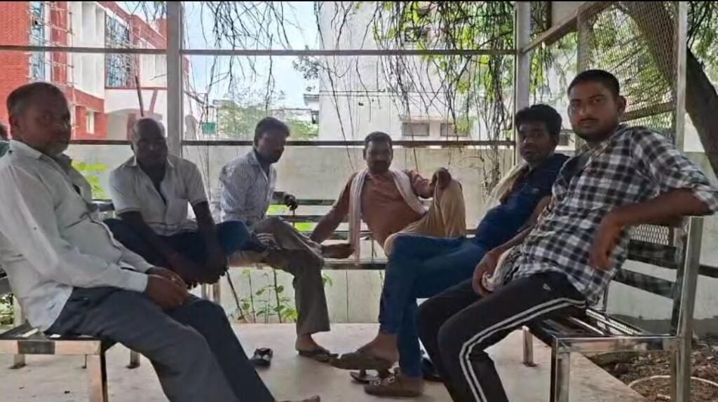 जालौन के सिरसाकलार थाना क्षेत्र के कर्मुखा गांव के पास यमुना नदी घाट पर मौजूद पुलिस बल और गोताखोर, जहां नहाते समय पैर फिसलने से 40 वर्षीय किसान विजयपाल की डूबकर मौत हो गई।
