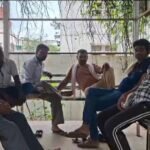 जालौन के सिरसाकलार थाना क्षेत्र के कर्मुखा गांव के पास यमुना नदी घाट पर मौजूद पुलिस बल और गोताखोर, जहां नहाते समय पैर फिसलने से 40 वर्षीय किसान विजयपाल की डूबकर मौत हो गई।