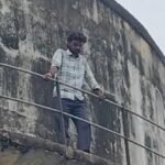 पीछे का हिस्सा और रास्ता न मिलने से नाराज युवक ने उठाया खौफनाक कदम, टंकी पर चढ़ा कोंच कोतवाली क्षेत्र के सरोजिनी नायडू पार्क के पास स्थित पानी की टंकी पर पत्नी और दो साल के बच्चे के साथ चढ़ा युवक, नीचे जुटी भीड़ और पुलिस प्रशासन।