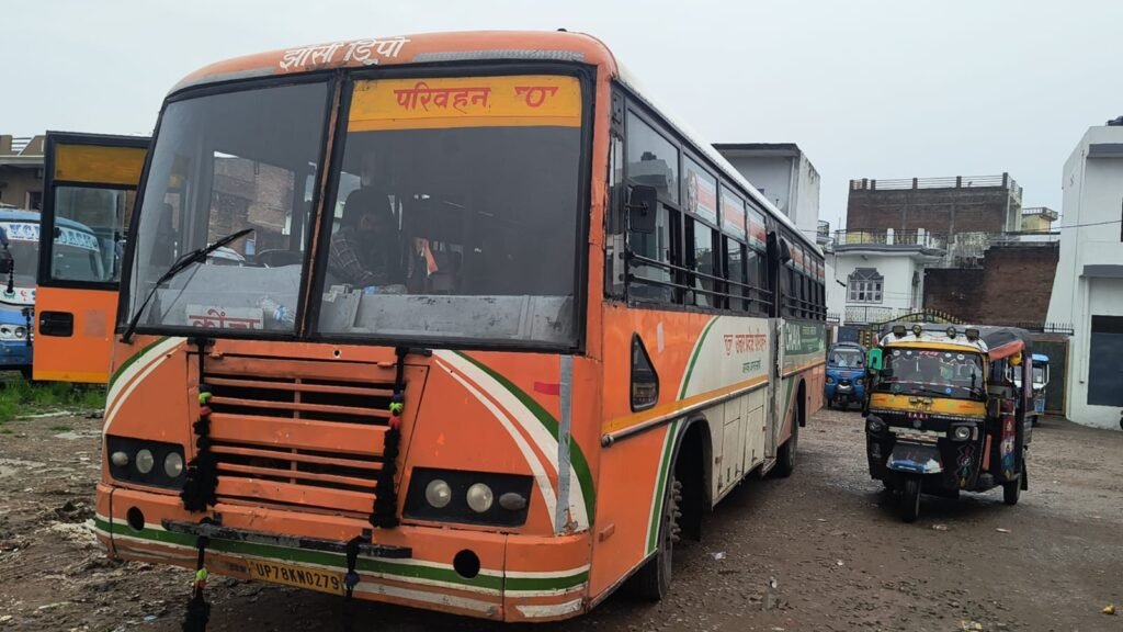 कोंच बस स्टैंड पर लखनऊ जाने वाली खराब रोडवेज बस