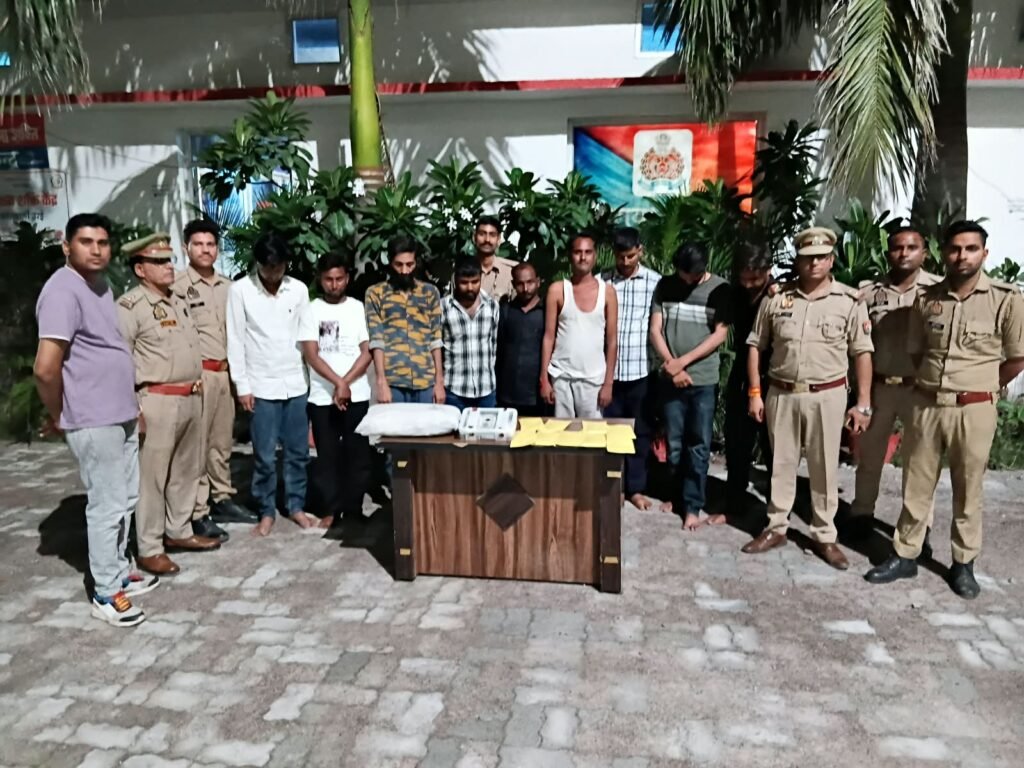 उरई कोतवाली पुलिस की गिरफ्त में जुआ छापेमारी में गिरफ्तार आरोपी और बरामद नकदी